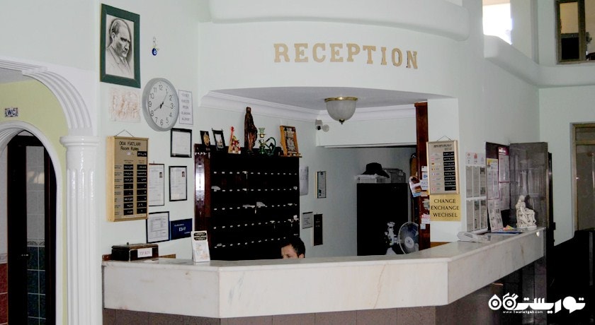 نمای میز پذیرش هتل